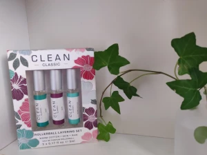 Parfym rollerball Clean classics warm cotton skin rain present layer  - Säljer ett gåvopaket från Clean med  de populära dofterna Skin, Warm cotton och Rain. Underbara dofter var för sig men ännu bättre att kombinera efter tycke och smak✨👌 Endast provade.  Sälja pga platsbrist 🥲