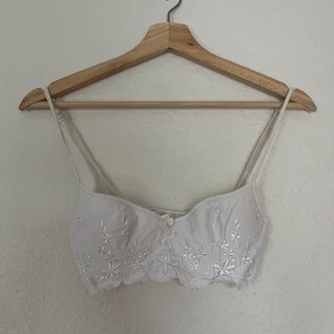 Bh - Vit BH från Ella May. storlek 75A. Aldrig använd. 