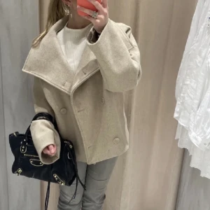 Kort kappa - Säljer denna populära och slutsålda kappa, har använts några gånger men ändå fint skick!