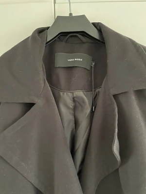 Svart Kappa - Kappa från Vero Moda, bra skick, använt några gånger.  