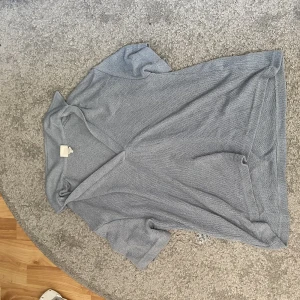 Tröja - Tröja med handduksmaterial kan man säga, använder aldrig därför ja säljer🥰