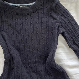Stickad tröja - Stickad tunn tröja från gina tricot i ekologiskt bomull. Storlek s / 36. Superfin och skön till hösten! Inga fläckar eller hål🫶🍁 färgen är mörkblå/svart