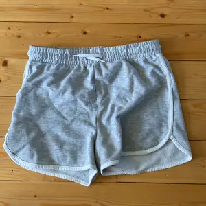Säljer de här super mysiga gråa shortsen från Cubus få de är för små, de passar som en lite längre modell och är perfekta för att springa. Perfekt skick.