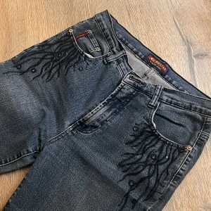 Ministar jeans bootcut - Säljer gulligaste jeansen med coolaste svarta applickationerna!💖 Köpta på humana ca 2 år sen men knappast använda pga längden☺️ Fågor kring mått eller flera bilder är det bara att skriva privat🫶🌟