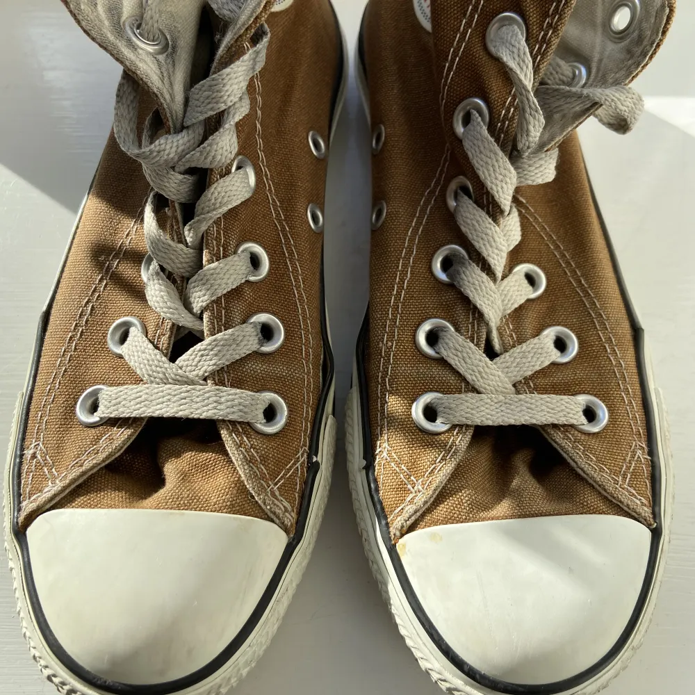 Bruna Converse i storlek 36. Köpta på plick för 400 kr. Lite slitna men med ett par nya skosnören ser de finare ut. . Skor.