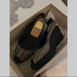 Endast provade  Fina skor från kanna  Svart. guld, svarta i färgen  Nypris 699 säljes för 450 kr   FRI FRAKT FRAM TILL SÖNDAG KVÄLL🤩👏👏