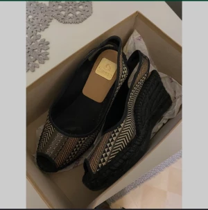 NY sko från kanna strl 37  - Endast provade  Fina skor från kanna  Svart. guld, svarta i färgen  Nypris 699 säljes för 450 kr   FRI FRAKT FRAM TILL SÖNDAG KVÄLL🤩👏👏