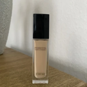 Dior concealer  - Concealer, Dior forever skin correct i färgen 1W. Provad på 1 gång, färgen passade inte. Från i år, köpt för 390 kr.