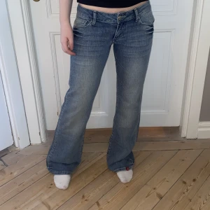 Lågmidjade jeans - SÅ sjukt snygga lågmidjade jeans i drömmodellen🤩 Utsvägda ben och smickrande passform, fin tvätt💕💕Helt i nyskick med lapparna kvar.  Skriv vid funderingar och kolla in mina andra annonser❣️
