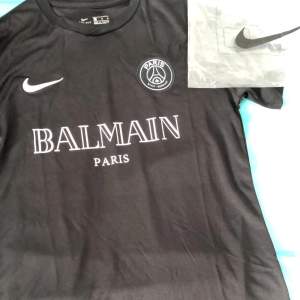 Hej säljer en helt ny balmain T-shirt top kvalite aldrig använd säljer för bra pris kan även diskuteras! 