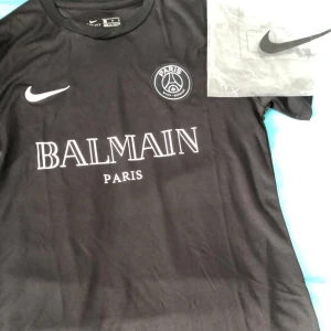 Nike psg balmain  - Hej säljer en helt ny balmain T-shirt top kvalite aldrig använd säljer för bra pris kan även diskuteras! 