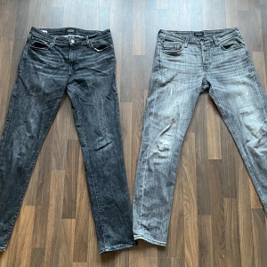 Jack & Jones jeans - Svarta Jack & Jones: Regular/Clark storlek 33/36   Pris 199kr   Gråa Jack & Jones: Comfort/Mike storlek 33/36 Pris 199 kr