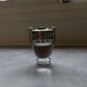 Invictus eau de toilette  - Säljer denna Invictus Edt på grund av att den inte kommer till användning. Det är en 50 ml flaska och ca 45 ml är kvar