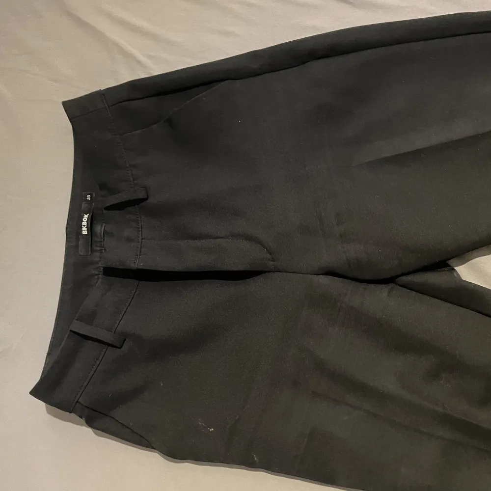 Svarta snygga kostymbyxor från Bikbok! Flitigt använda och en lös knapp, därav det billiga priset 💗. Jeans & Byxor.