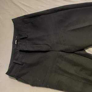 Svarta snygga kostymbyxor från Bikbok! Flitigt använda och en lös knapp, därav det billiga priset 💗