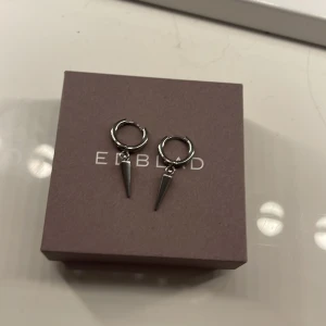 Edblad  - Säljer mina edblad inspererade örhängen väldigt lika dom riktiga.ny skick