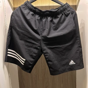 Adidas Shorts - Snygga shorts knappt använda 