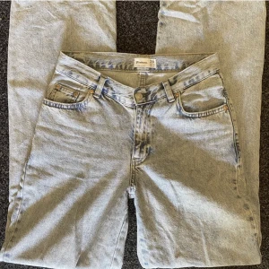 Ljusblå jeans. - Ljusblå jeans från stradivarius. Bra skick. Strl S