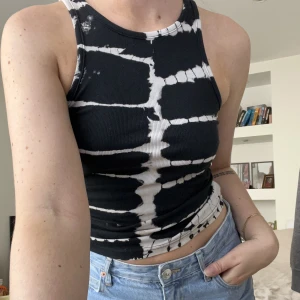 Mönstrat linne - Säljer detta linne från Weekday. Har tyvärr inte använt detta så säljer det vidare. 