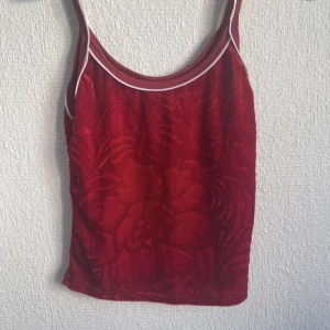 Linne  - Rött coolt linne aldrig använt 