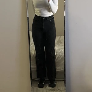 Weekday jeans - Weekday jeans i modellen row storlek 27/32, jag är 167. Färgen är mörkgrå/svart.  Kolla gärna resten av mina inlägg 🫶🏻🫶🏻