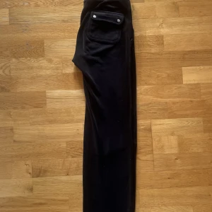Juicy couture - Säljer mina svarta juicy couture byxor i stolek xxs. använda men inget hål eller liknade förutom att metallen längst ut på ett utav snörerna har åkt av. Se närmare bild på sida 3. Priset går att diskuteras!💕