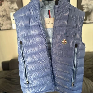 Moncler väst - Moncler väst i storlek L. Nypris 8900kr. Använd ca 3 gånger, inga tecken på användning. Pris kana förhandlas vid snabb affär. Kvitto finns