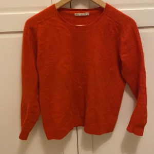 Tre kvartsärmad kashmir tröja❣️ - Tre kvartsärmad (ish) kashmir tröja från weekday. Har några små hål (se bild 3) därav priset. Kom privat för fler bilder/frågor, går bra att pruta💘