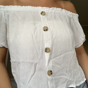 Blus - Vit blus med knappar