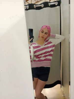 Tjocktröja vit och rosa - Säljer för personligt passar inte mig bra. Köpa second hand