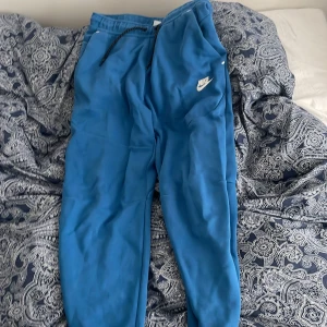 Nike tech fleece byxor  - Min Nike tech fleece byxor har blivit små för mig. Köpte dom för 3 års sen och har inget kvitto. Från JD