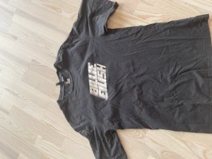 Billie eilish - billie eilish tshirt, nästan oandvänd