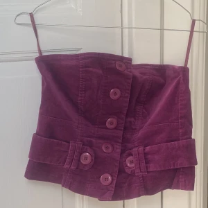 Festtopp  - Sjukt snygg festtopp i korsettstil med knappar! Otrolig vinrödaktig nyans och sammetsmaterial🪩 Passar bra för en M❤️ Skriv vid funderingar och kolla in mina andra annonser😇
