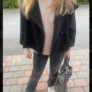 Jacka - Säljer min favorit jacka!!  Jätte fin trekvartsärmad kappa perfekt till hösten!! Säljer endast vid bra bud❤️