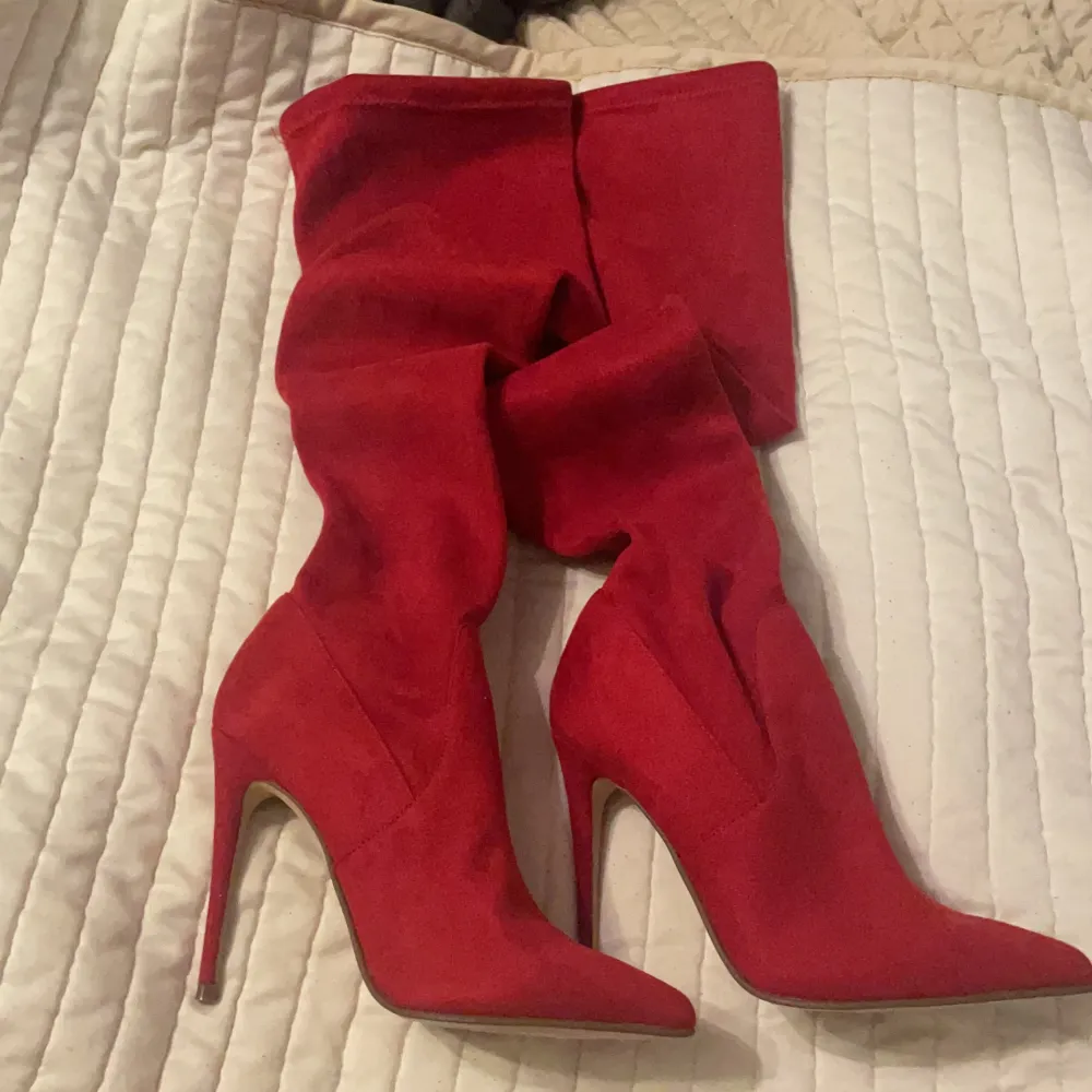 Dessa snygga röda klackarna har aldrig använts bara prövats på eftersom de är för stora på mig💓. Skor.