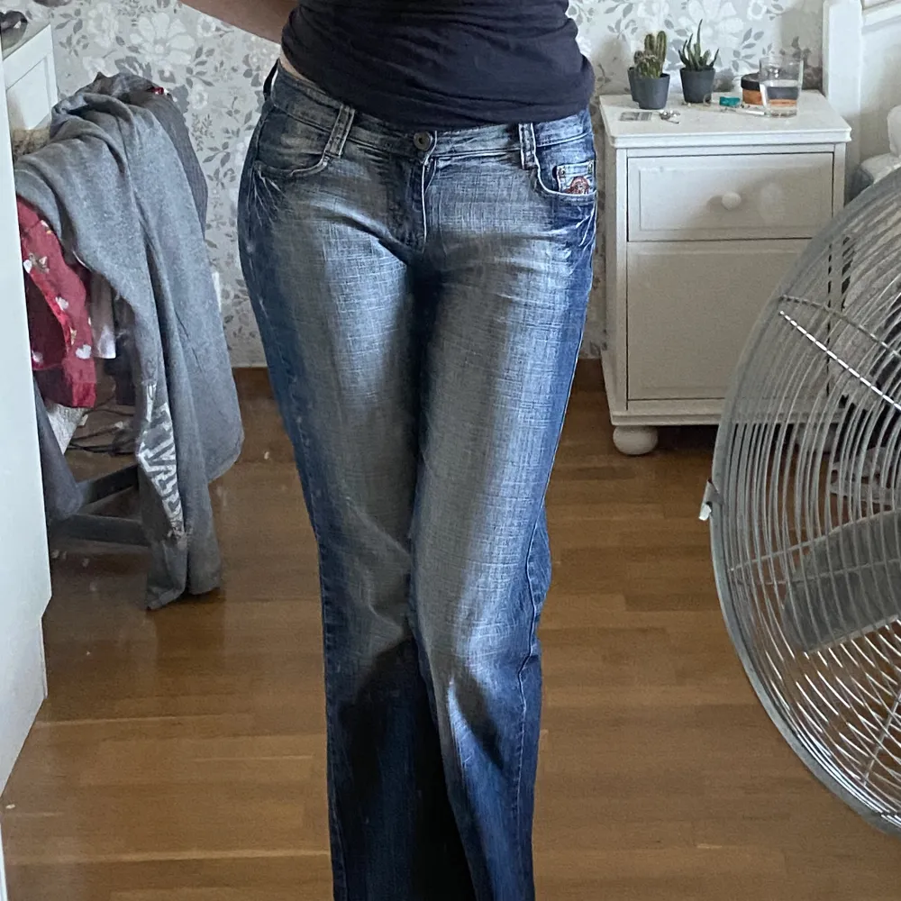 jättefina jeans med detalj på bakfickorna!! totala längden är 99 cm☺️. Jeans & Byxor.