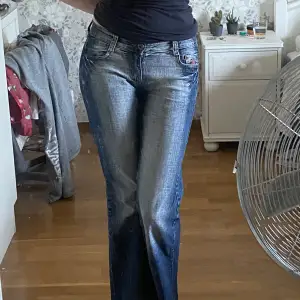 jättefina jeans med detalj på bakfickorna!! totala längden är 99 cm☺️