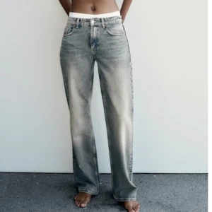 Baggy Jeans strl 40 - Medium-waist jeans, sitter väldigt snyggt och färgen ger en något utsliten känsla. Storlek 40, oanvänd