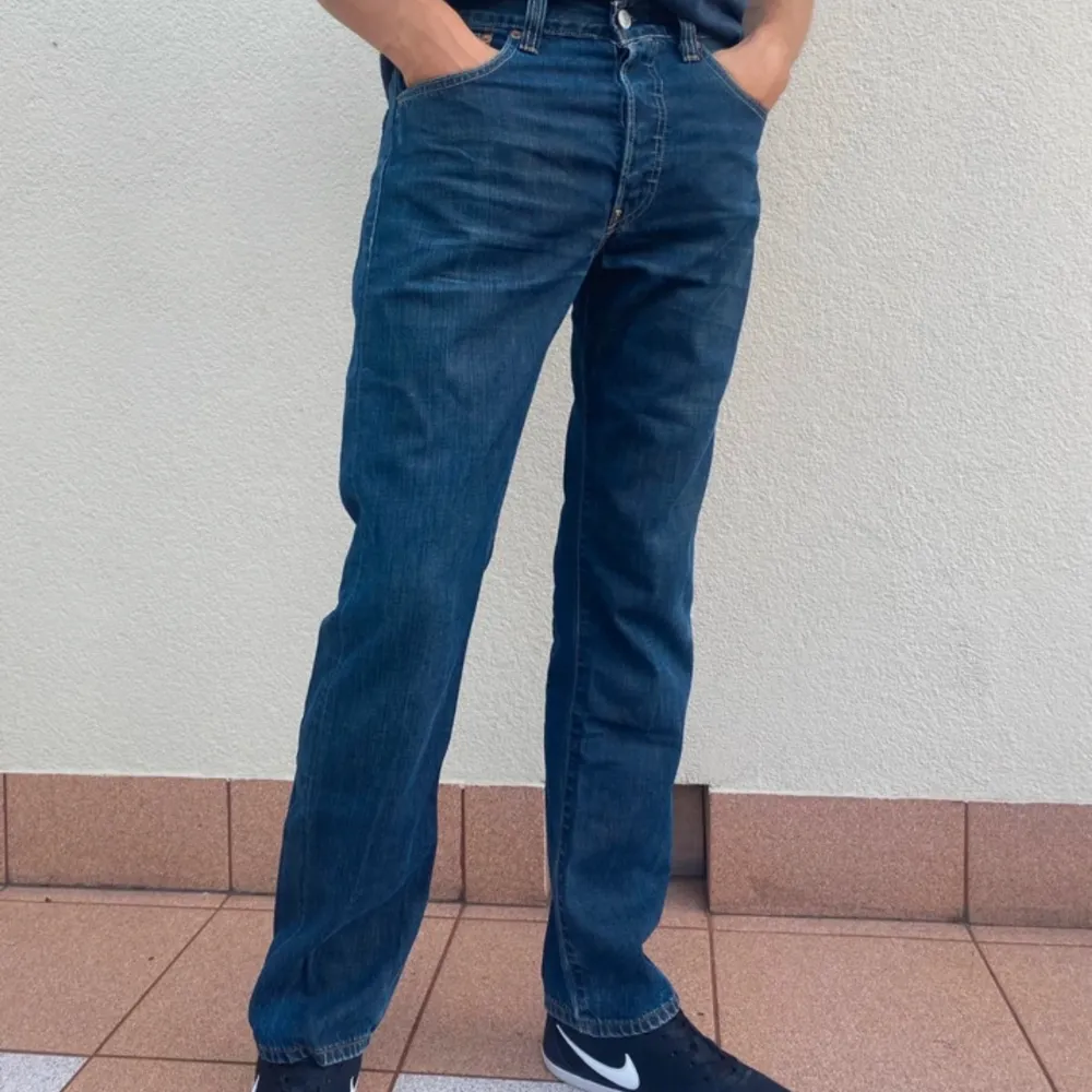 Säljer dessa as snygga Levis jeans i superbra skick! Storleken är w32 l32!. Jeans & Byxor.