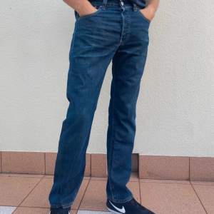 Säljer dessa as snygga Levis jeans i superbra skick! Storleken är w32 l32!