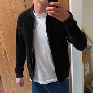 Svart mockajacka  - Stilren svart mockajacka från Selected Home. Gott skick. Sömm på ena innerfickan är öppen.