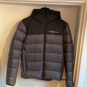 Sail racing jacka - Storlek: medium, passar 175-180cm+ Skick: aldrig använd, nyskick. Kan antingen mötas upp i Göteborg eller frakta.