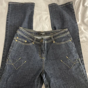 Jeans - Jag säljer nu dessa jättesnygga vintage jeansen!! Low/mid waist och modellen är straight. Väldigt snygga fickor med detaljer på! Midjemått tvärs över: 38cm. Innerbenslängd: 86cm. För bild på eller mer information, kontakta🫶🩷