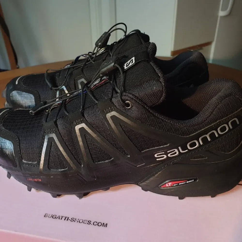 Säljer ett par Salomon speed cross 4 contagrip löpning/vandringsko med quicklace.  Mycket stabil sko, sitter bra på foten. Passar bra till promenader, löppass eller vandring.  Storlek är 41, 1/3, innermått 26cm.  . Skor.