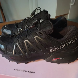 Salomon speed cross 4 - Säljer ett par Salomon speed cross 4 contagrip löpning/vandringsko med quicklace.  Mycket stabil sko, sitter bra på foten. Passar bra till promenader, löppass eller vandring.  Storlek är 41, 1/3, innermått 26cm.  