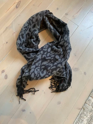 Halsduk använd 1 gång  - Grå svart halsduk 65x170cm leopard mönster 