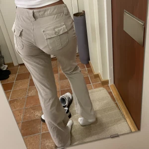 Lågmidjade jeans - Super fina lågmidjade jeans i ny skick. Midjemått : 36x36 = 72cm inner bens läng : 75cm Säljer då jag tycker att de är lite för korta.