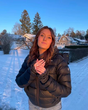 Peak performance jacka - Säljer min svarta peak performance jacka i mycket bra skick!!!🥰 säljs då jag har två liknande.  Nypris : 2800kr Mitt pris: 1700kr