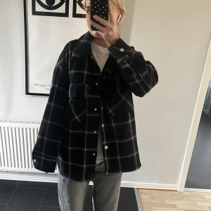 Rutig jacka  - Rutig höstjacka från monki 