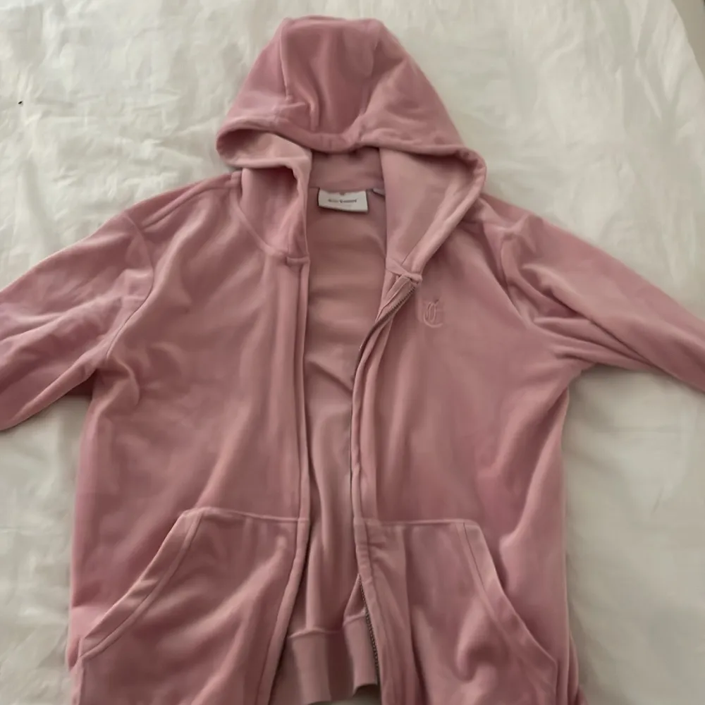 En rosa juicy hoodie med dragkedja. Köptes i vintras men har inte använt så mycket. Köptes för ca 900-1000. Hoodies.
